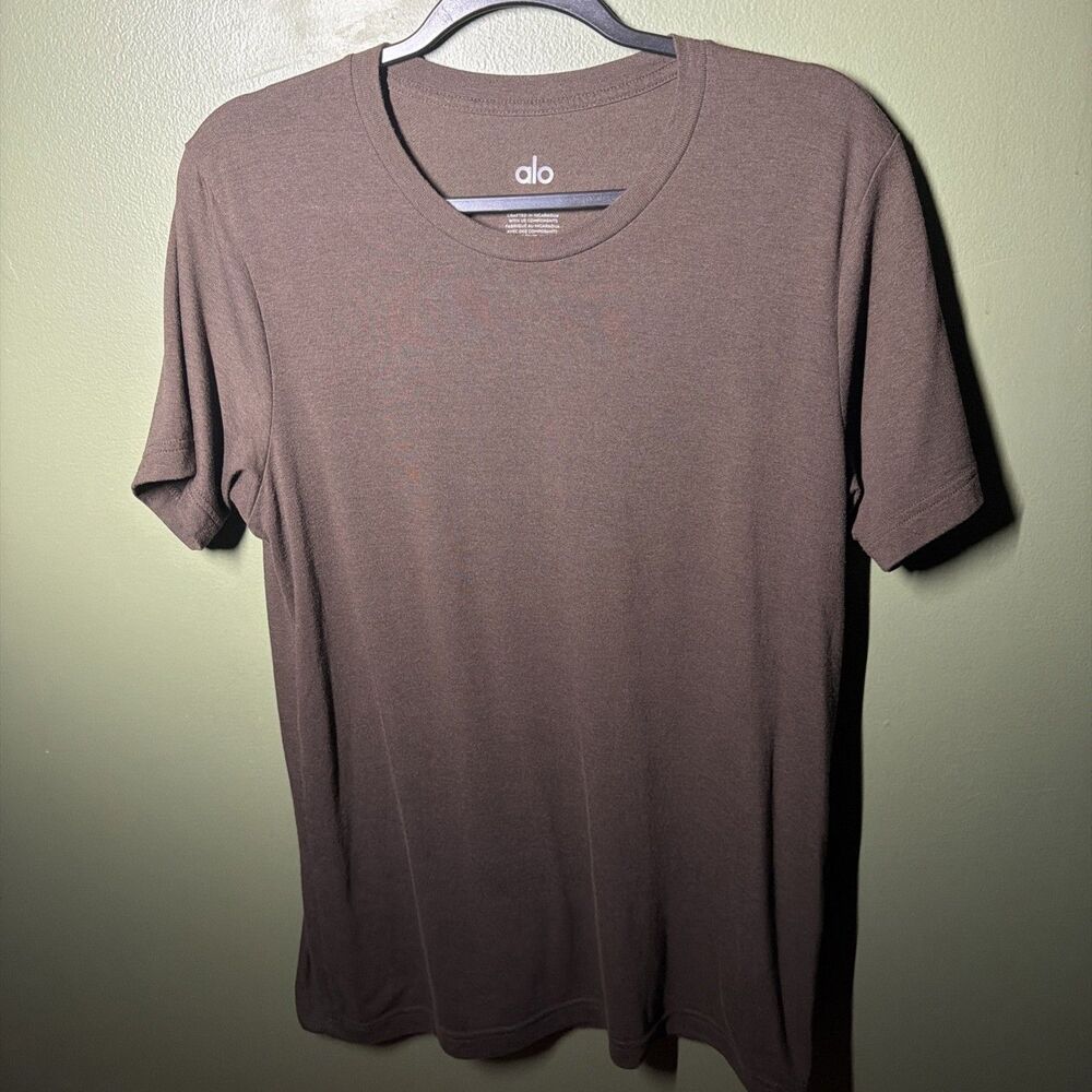 Alo Yoga Mens Triumph Crew Neck Short Sleeve Tee Brown Medium